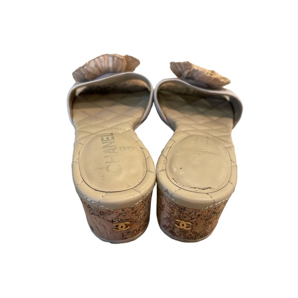 2010 Vintage CHANEL Camellia Straw Beige Leather Slide Sandals with Short Heel!! - Picture 3 of 5